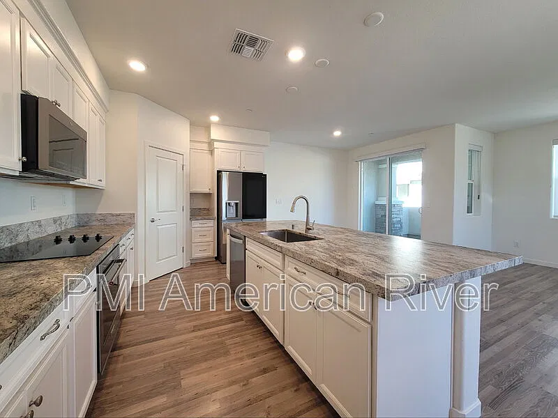 3 bed, 2.5 bath, 1740 sqft, $3,200 — Photo 3