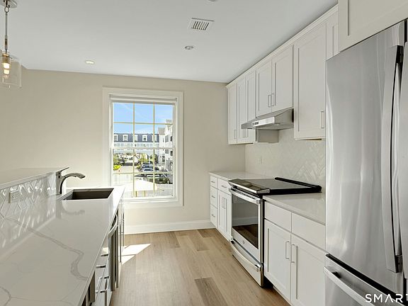 3rd image of 440 Heights Rd #201