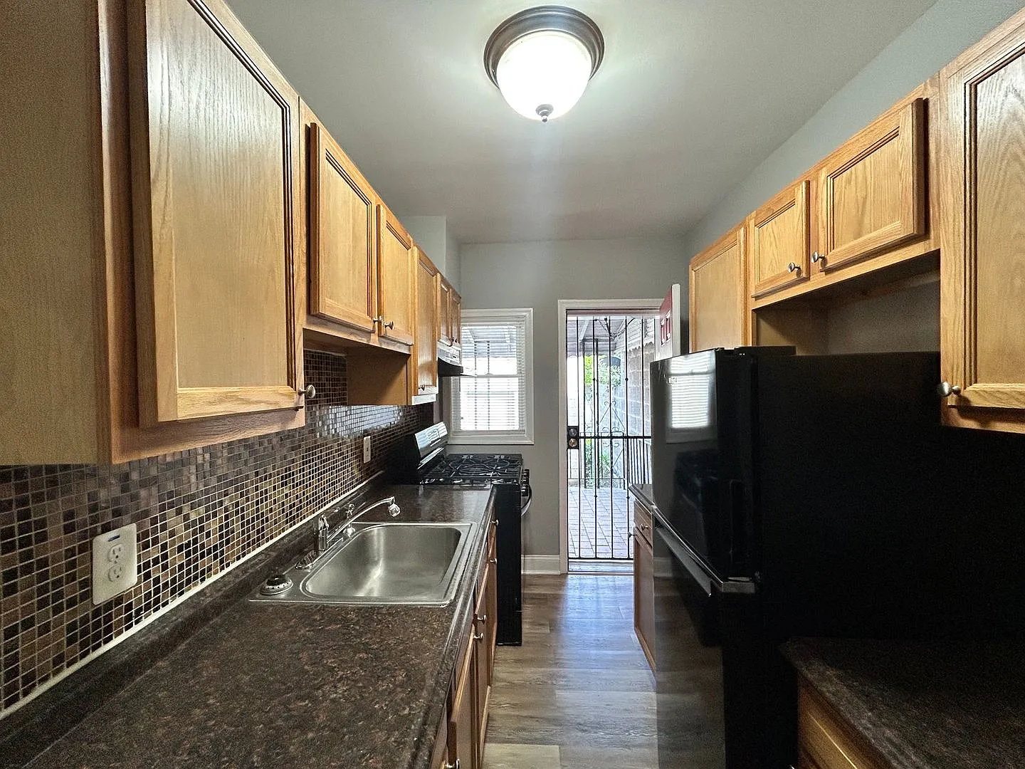 Baltimore - 2 Bedrooms + Den and 1 baths Available! — Photo 2