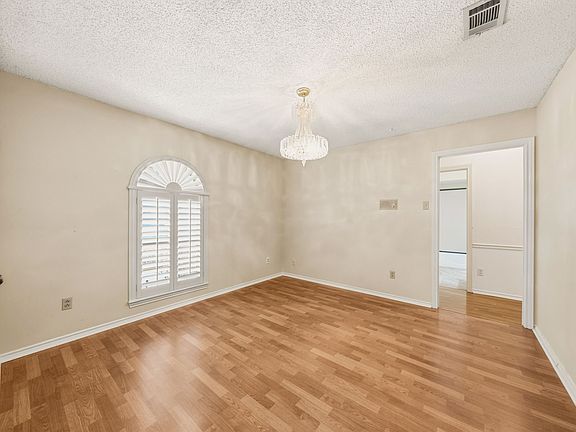 2nd image of 118 Riggs Cir