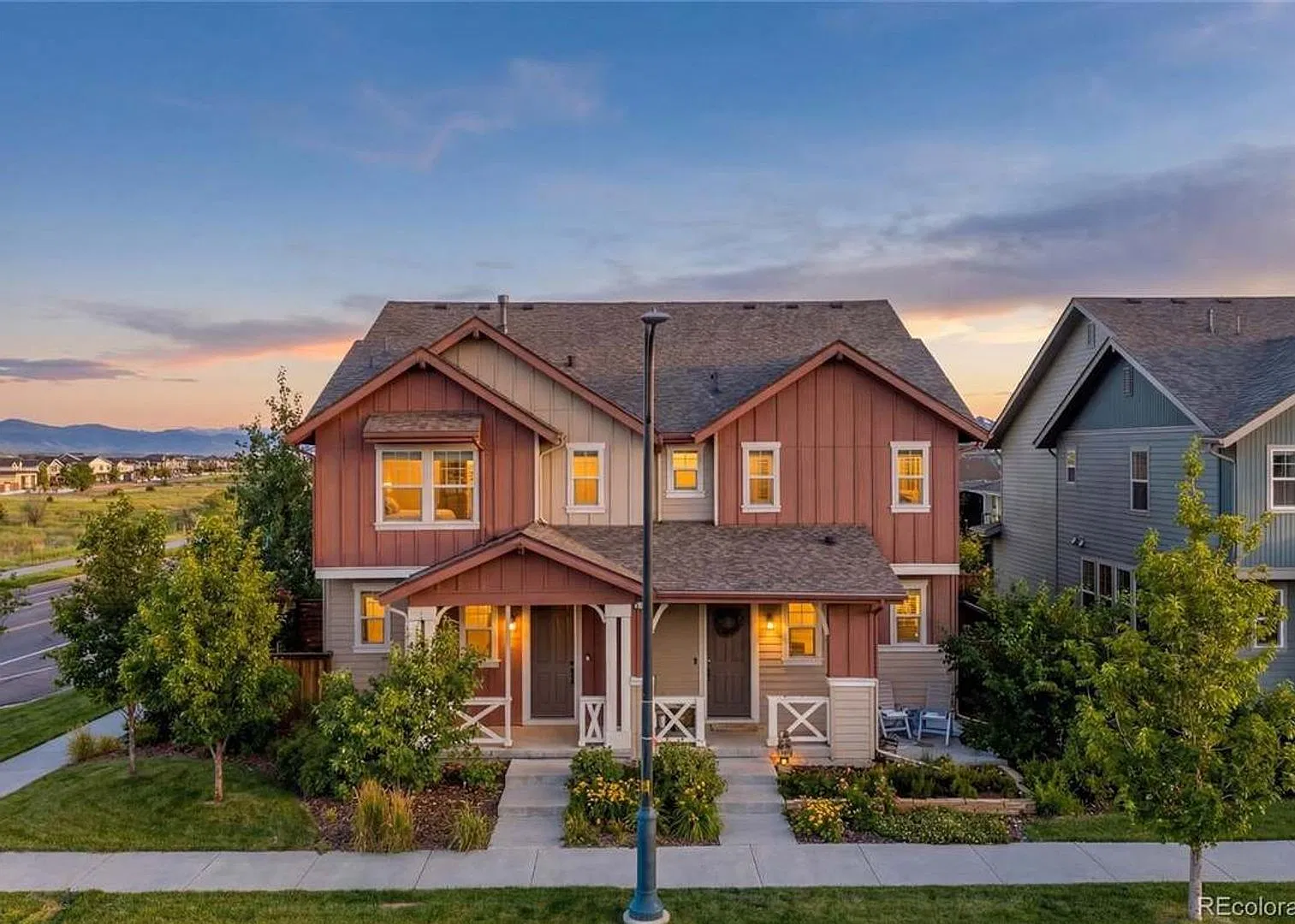 Stunning 2 bed/2.5 bath townhome w/2 car garage — Photo 1