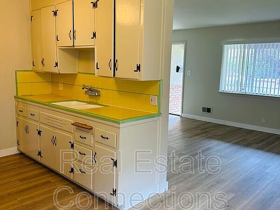4th image of 977 College Dr