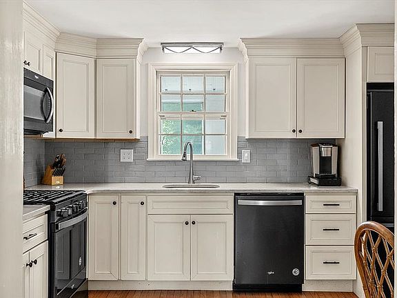 2nd image of 15 Colonial Way