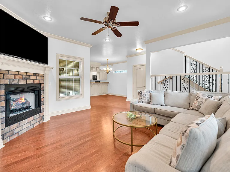 536 Tennyson Ln — Photo 5