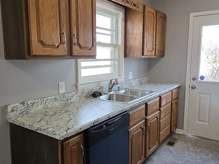 1200 E Beaumont St — Photo 5