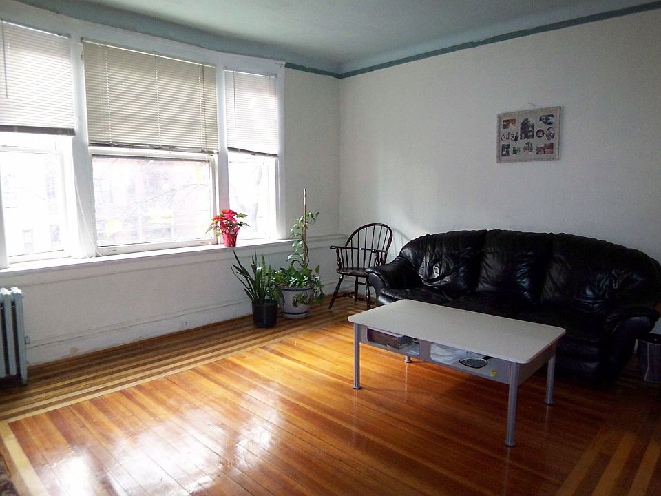 Huge 13'x15' Living Room