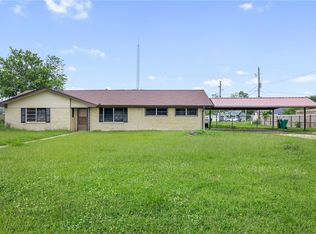 305 W School St, Madisonville, TX 77864