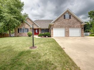 1702 Blue Bird Dr, Mahomet, IL
