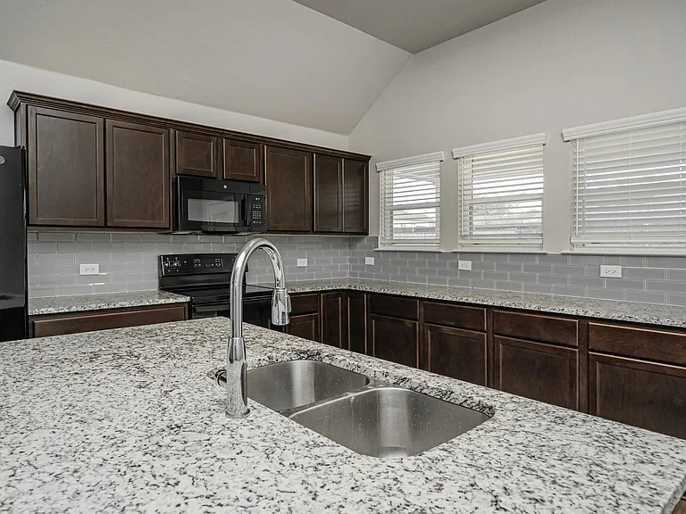 517 Fallbrook Dr — Photo 12