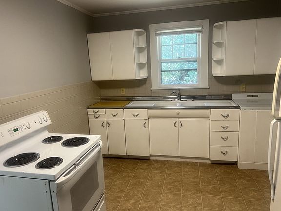 4th image of 7511 Burnett St
