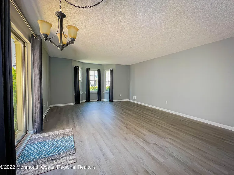 313 Tulip Ln — Photo 8