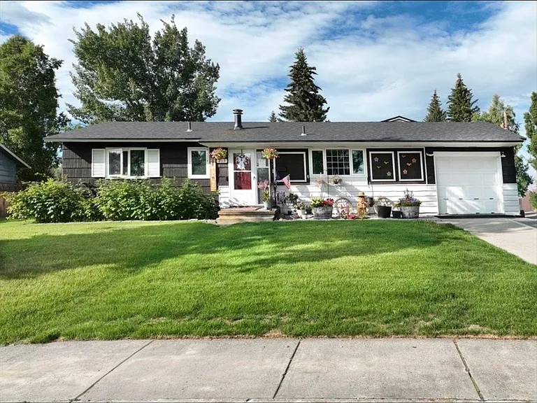 213 Bentley Dr — Photo 1