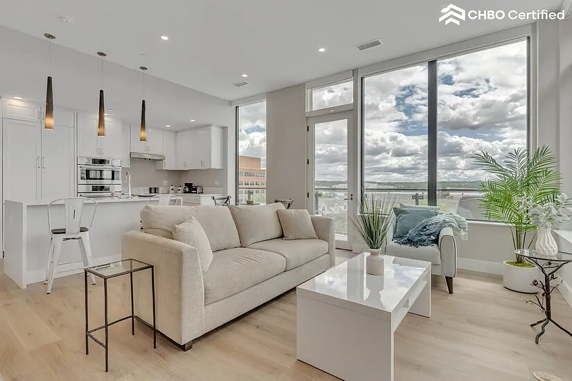 Upscale Furnished 2 Bed Condo Rental — Photo 2