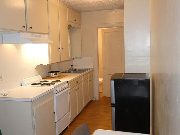 4th image of 1526 Avenue E APT C