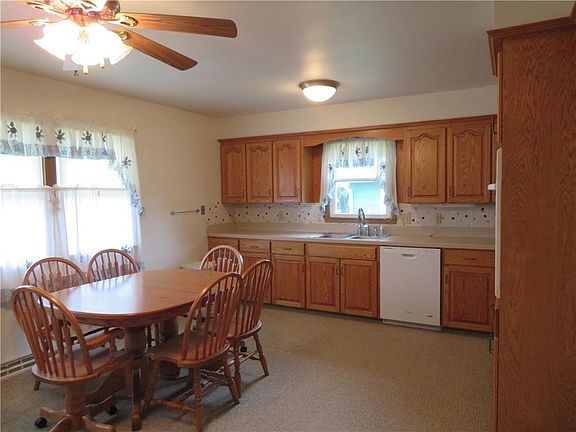 KITCHEN W/OAK CABINETS