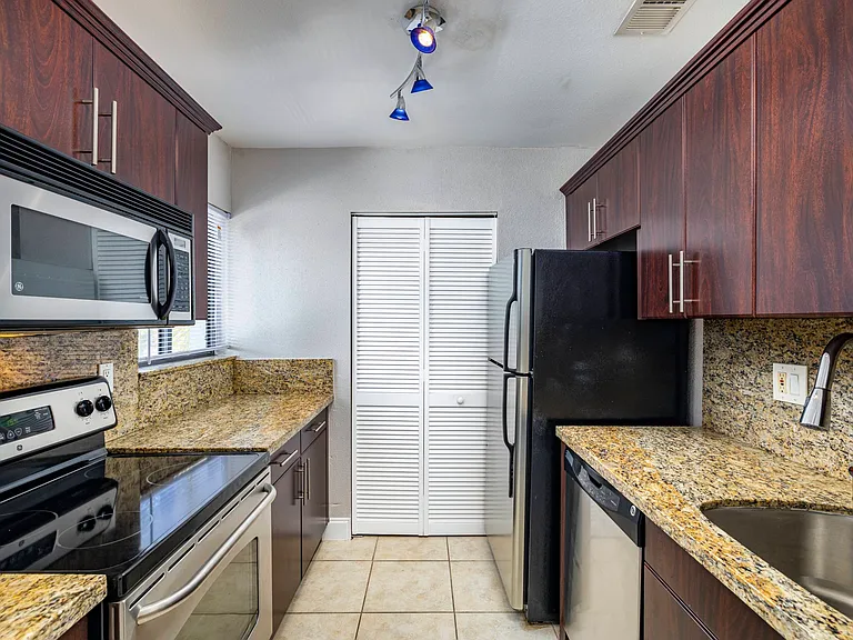 Meridian Luxury Condominiums — Photo 76