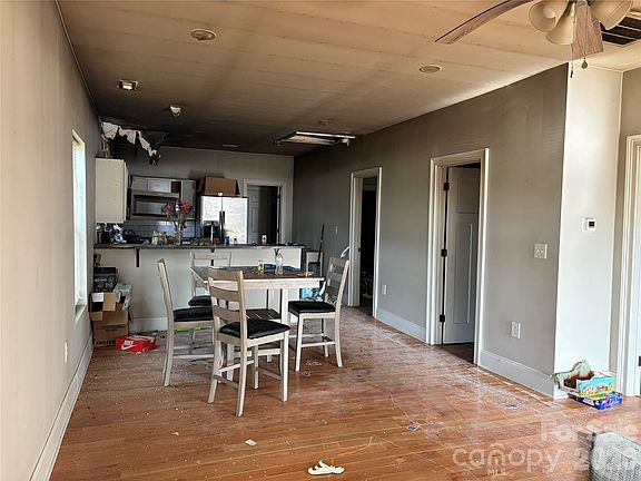 3rd image of 132 E Lacy St