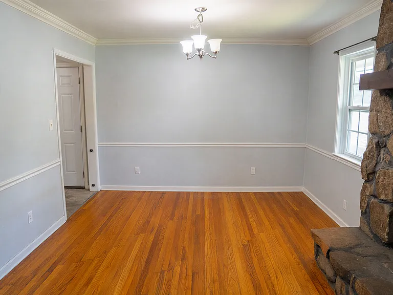 1910 Honeycut Ln — Photo 10