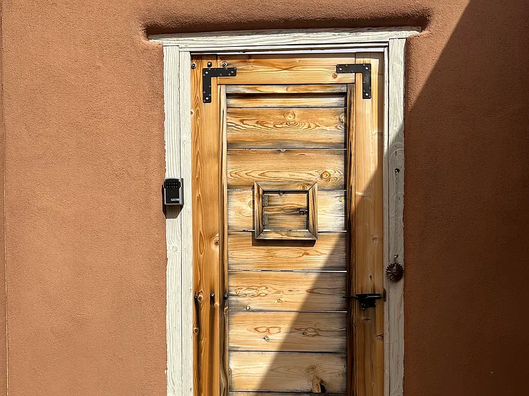 Private entrance to casita/mother-in-law quarters.