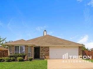 6910 Meadow Bend Dr, Arlington, TX 76002