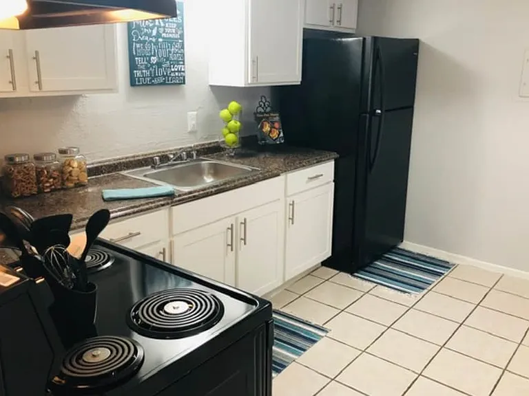 Las Lomas Apartments — Photo 10