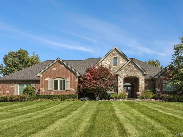 2933 Turning Leaf Dr, Howell, MI 48843