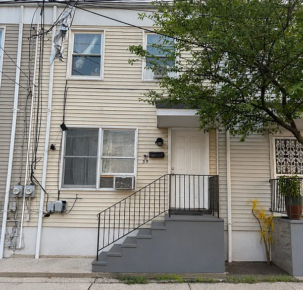 35 Hart Ave — Photo 3