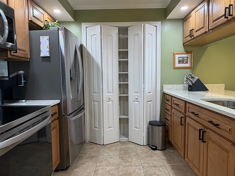 Beautiful upgraded kitchen w/ pantry!