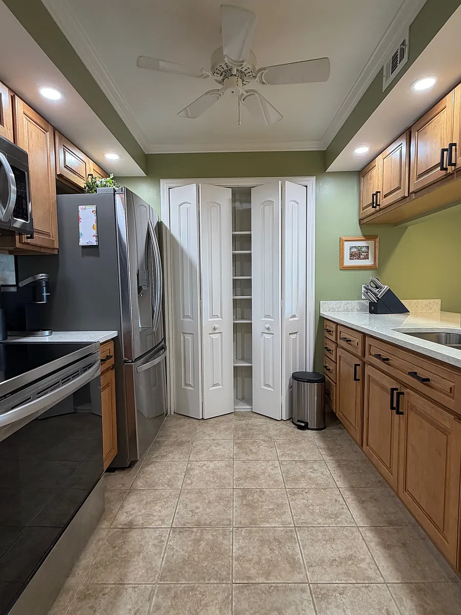 Beautiful upgraded kitchen w/ pantry! - 39 Plantation Dr #101