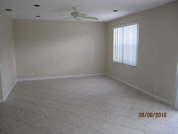 3rd image of 1050 Bluewood Ter