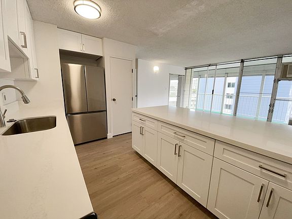 5th image of 827 Kinau St #D601