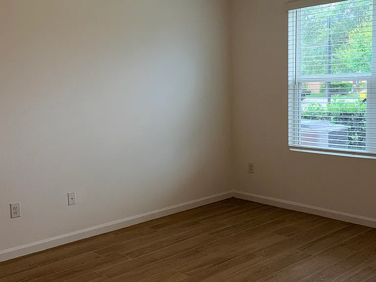 1522 Lexington Sq SW — Photo 8