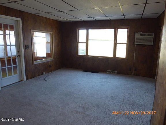 5th image of 106 E Railroad St