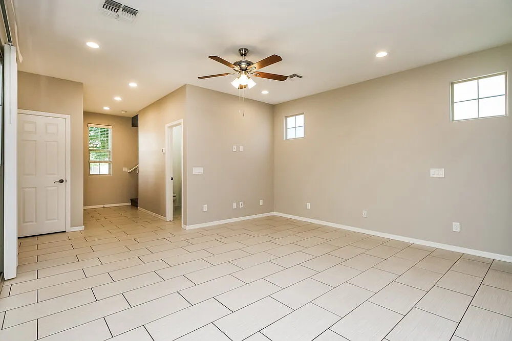 3 bed, 2.5 bath, 2129 sqft, $2,520 — Photo 4
