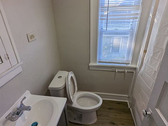 2nd image of 4931 Cedar Ave Unit 2