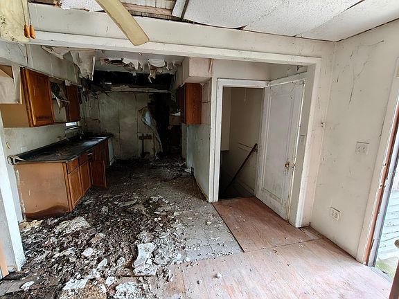 4th image of 5925 Forest Ave