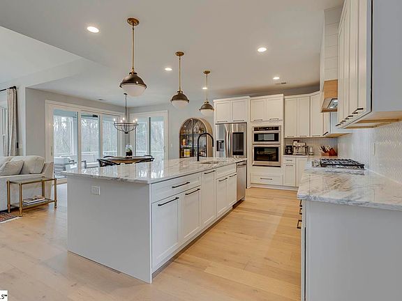 5th image of 24 Hawkins Rd