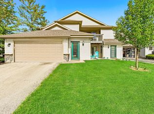 2264B Circle Rdg, Delafield, WI 53018