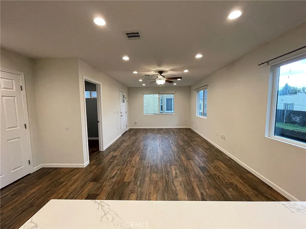 3 bed, 2.5 bath, 1488 sqft, $5,200 — Photo 4