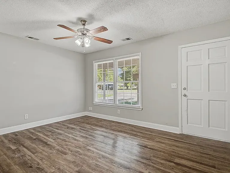 Elliott Dr — Photo 3