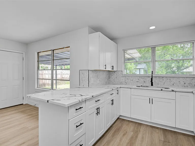 1412 W 10th St — Photo 12