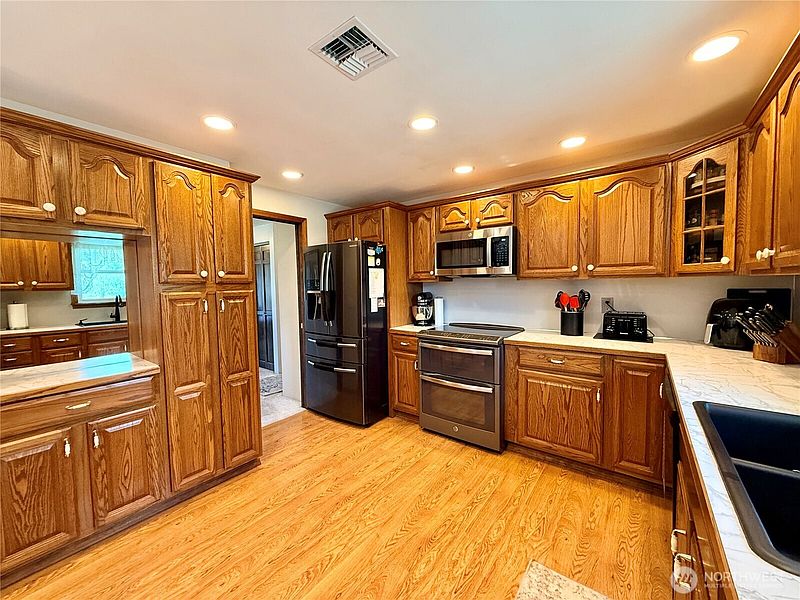 5th image of 106 Perkins Street N