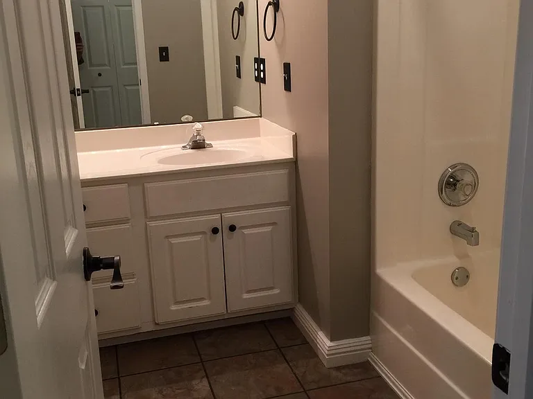 605 Habersham Ln — Photo 12