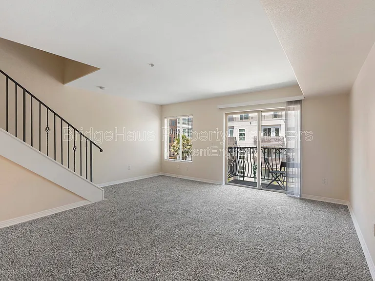 801 W Hawthorn St W #304 — Photo 2