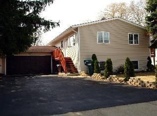 18399 W Rae Ln, Gurnee, IL 60031