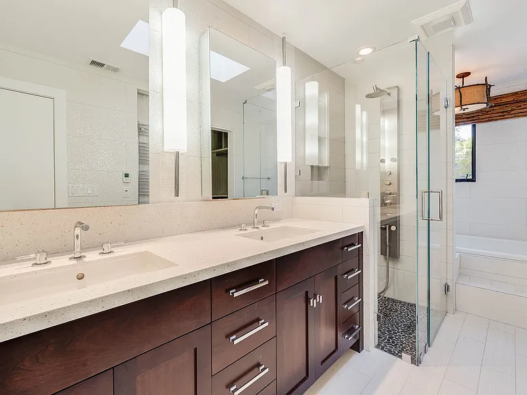 363 E Strawberry Dr — Photo 20