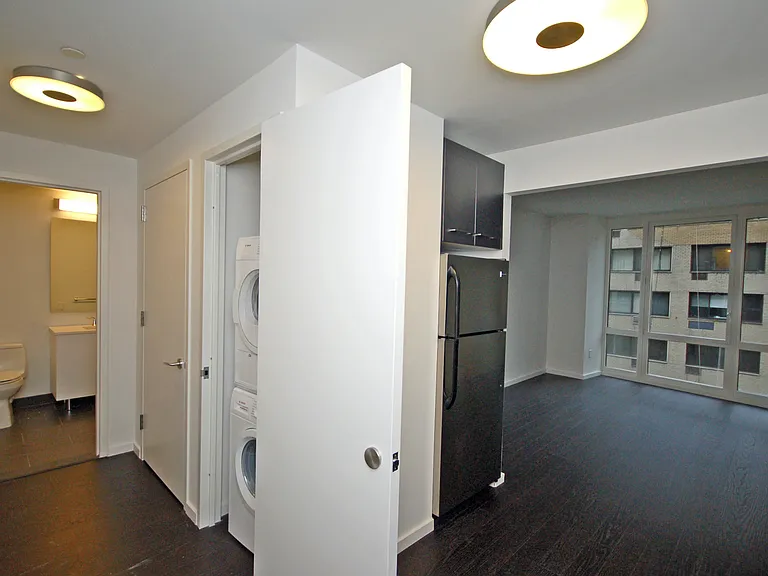 235 E 44th St #3C — Photo 5
