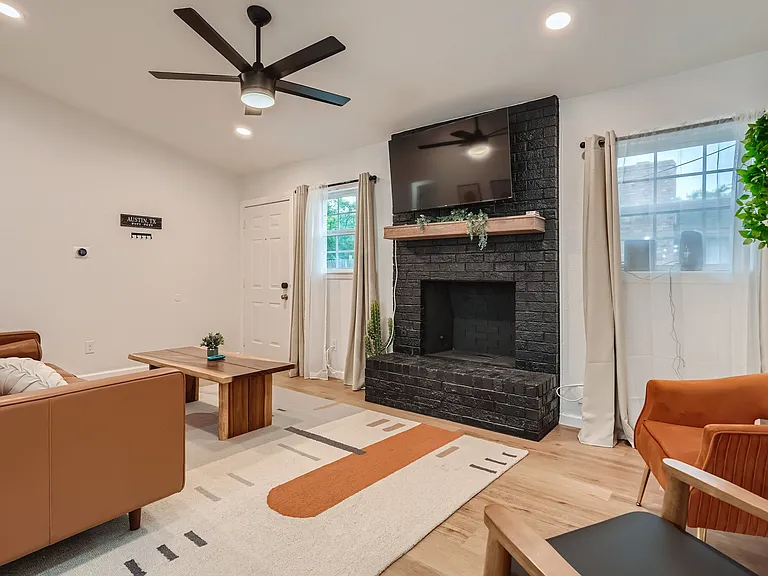 306 E Powell Ln — Photo 5
