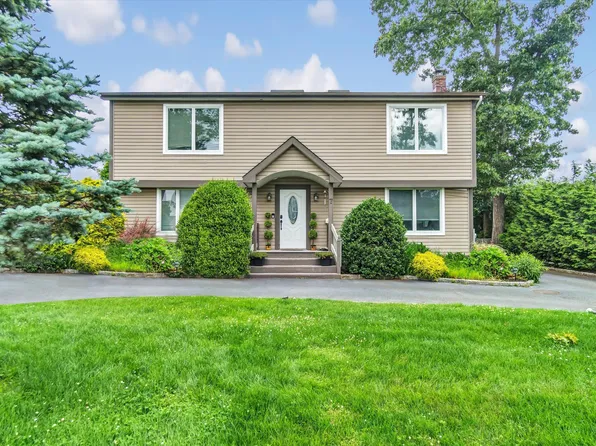 7 Tarpon Rd, East Quogue, NY 11942