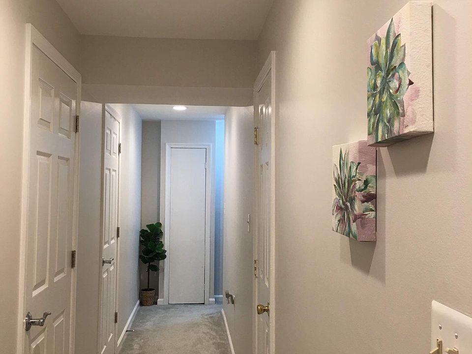 Hallway (2 bedrooms on the left, bathroom to the right, entrance to the livingroom is at the end of the hallway on the right)